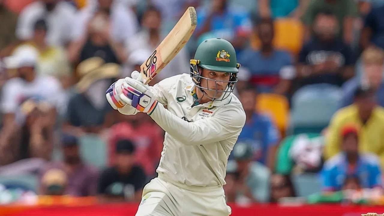 इंग्लंडविरुद्धच्या एडलेड कसोटीच्या पहिल्या डावात अॅलेक्स कॅरीने 143 चेंडूंचा सामना करत 106 धावा केल्या. यात 8 चौकार आणि 1 षटकार होता. त्याने 135 चेंडूत आपले शतक पूर्ण केले.हे त्याच्या कारकिर्दीतील तिसरे कसोटी शतक होते. (Photo: PTI)