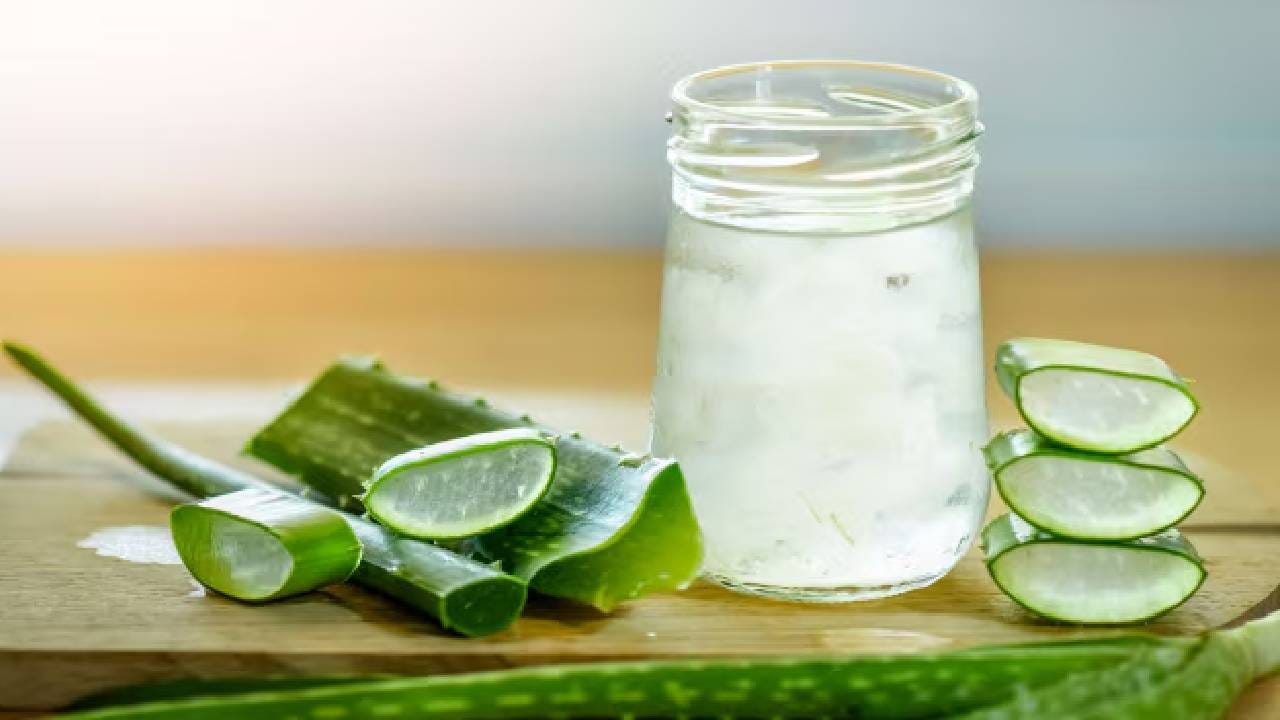 सकाळी उठल्यावर कोरफडच्या ज्यूसचे सेवन करा. कोरफडच्या ज्यूसचे सेवन केल्याने पचनासंबंधित समस्या दूर होण्यास मदत होते. अजिबातच पचनाची समस्या राहणार नाही. 