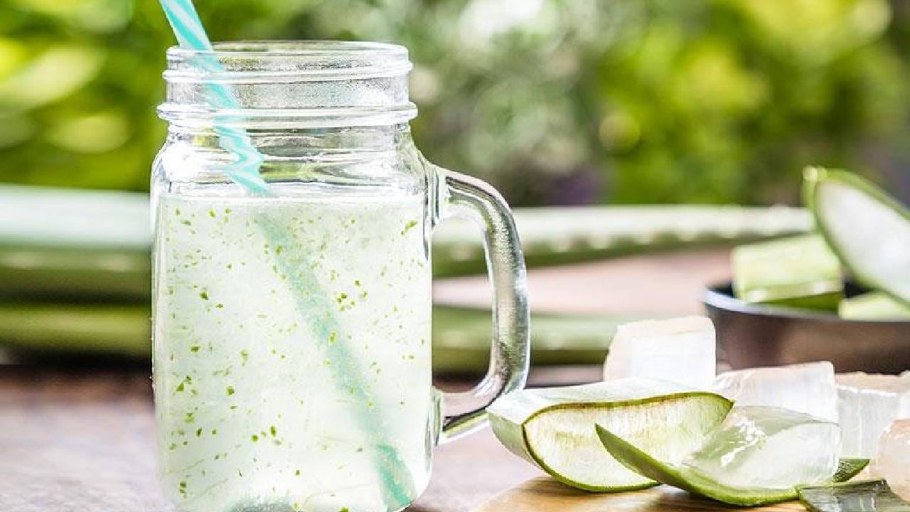 कोरफड आरोग्यासाठी फायदेशीर आहे. कोरफड त्वचा, शरीर आणि केसांसाठी फायदेशीर ठरते. फक्त केसांना आणि त्वचेला लावण्यापर्यंतच कोरफड फायदेशीर नाही तर त्याचे सेवनही आरोग्यासाठी फायदेशीर आहे. 