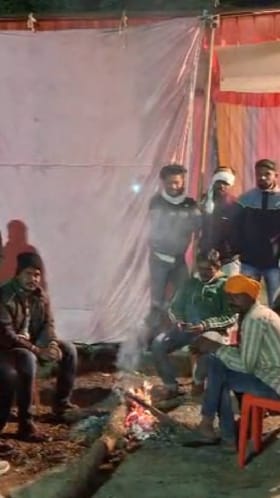 खंडेश्वरमध्ये नगरपरिषदेच्या स्ट्रॉंग रूमच्या बाहेर ठाकरेंच्या सेनेचा पहारा