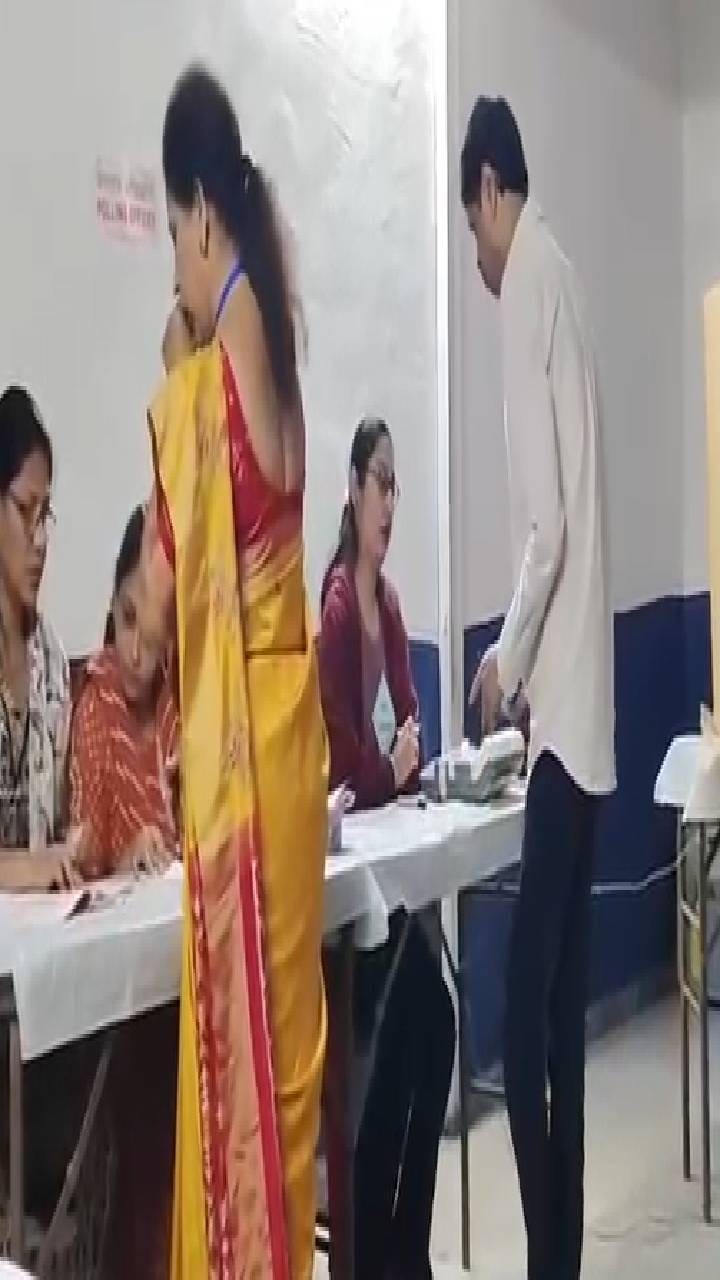 अंबरनाथ नगराध्यक्ष पदाच्या उमेदवार मनीषा वाळेकर यांचं मतदान