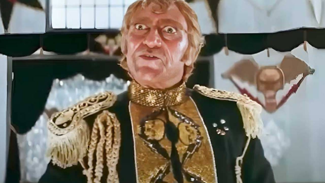 अमरीश पुरी - एव्हरग्रीन अशा 'मिस्टर इंडिया' चित्रपटात ज्येष्ठ अभिनेते अमरीश पुरी यांनी खलनायक मोगॅम्बोची भूमिका केली होती. अनिल कपूर हा चित्रपटाचा नायक होता. पण आजही जेव्हा जेव्हा 'मिस्टर इंडिया' चित्रपटाचा उल्लेख केला जातो तेव्हा सर्वांच्या तोंडी पहिले मोगॅम्बोचे नाव येतं. अमरीश पुरी यानी हीी भूमिका इतकी दमदार केली होती की भारतीय सिनेमासृष्टीतील आयकॉनिक व्हिलनच्या यादीत खूप वरच्या स्थानी आहेत.