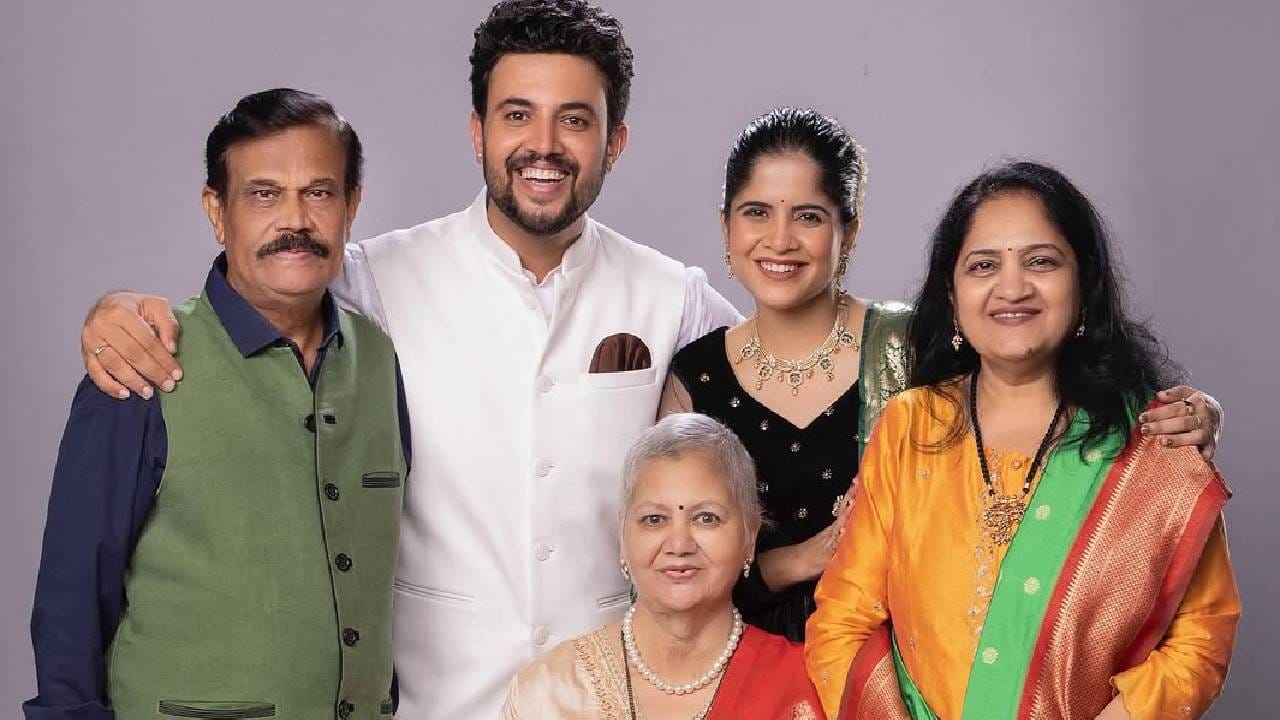 'तुम्ही मला ज्या प्रकारे सांभाळलात, त्याबद्दल मी आभारी आहे. तुम्ही माझ्यावर ज्या प्रकारे प्रेम केलंत, त्याबद्दल मी कृतज्ञ आहे. नेहमीच तुमची मुलगी राहीन. प्रज्ञा जवादे (15 सप्टेंबर 1960 - 28 डिसेंबर 2025). 
