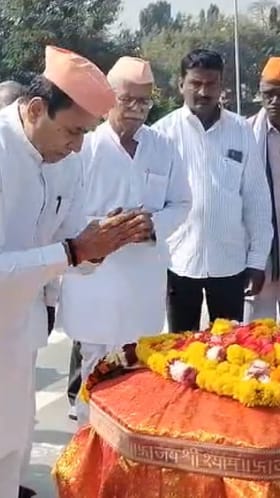 अनिल देशमुख यांनी घेतले तुकडोजी महाराजांच्या महासमाधीचे दर्शन