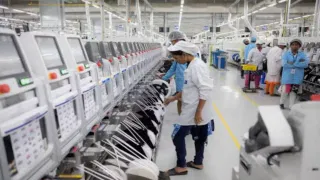 80 टक्के iPhone कारखाने महिला चालवतात असं म्हणत रेल्वेमंत्र्यांनी मानले राहुल गांधींचे आभार, कारण काय?