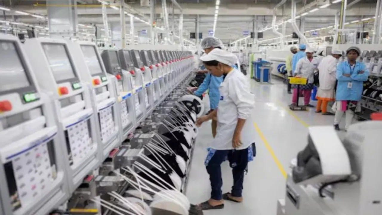 80 टक्के iPhone कारखाने महिला चालवतात असं म्हणत रेल्वेमंत्र्यांनी मानले राहुल गांधींचे आभार, कारण काय? 80 टक्के iPhone कारखाने महिला चालवतात असं म्हणत रेल्वेमंत्र्यांनी मानले राहुल गांधींचे आभार, कारण काय?