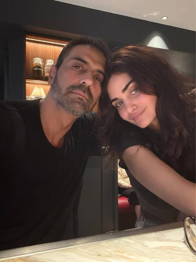 10 किंवा 12 नव्हे तर इतक्या वर्षांनी लहान मॉडेलसोबत लिव्ह-इनमध्ये राहतोय अर्जुन रामपाल