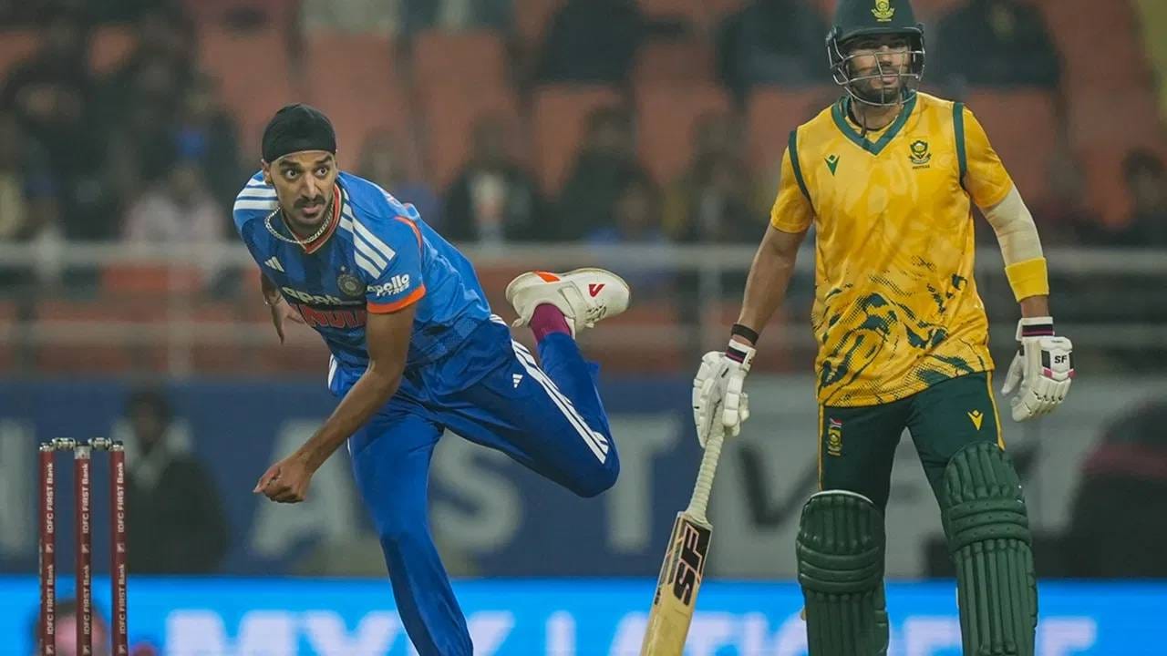 दक्षिण अफ्रिकेविरुद्धच्या दुसर्‍या टी20 सामन्यात नाणेफेकीचा कौल भारताच्या बाजूने लागला आणि प्रथम गोलंदाजी स्वीकारली. पण गोलंदाजांनी लाज घालवली. दक्षिण अफ्रिकेने 20 षटकात 4 गडी गमवून 213 धावा केल्या. तसेच विजयासाठी 214 धावांचं आव्हान दिलं. (फोटो- PTI)