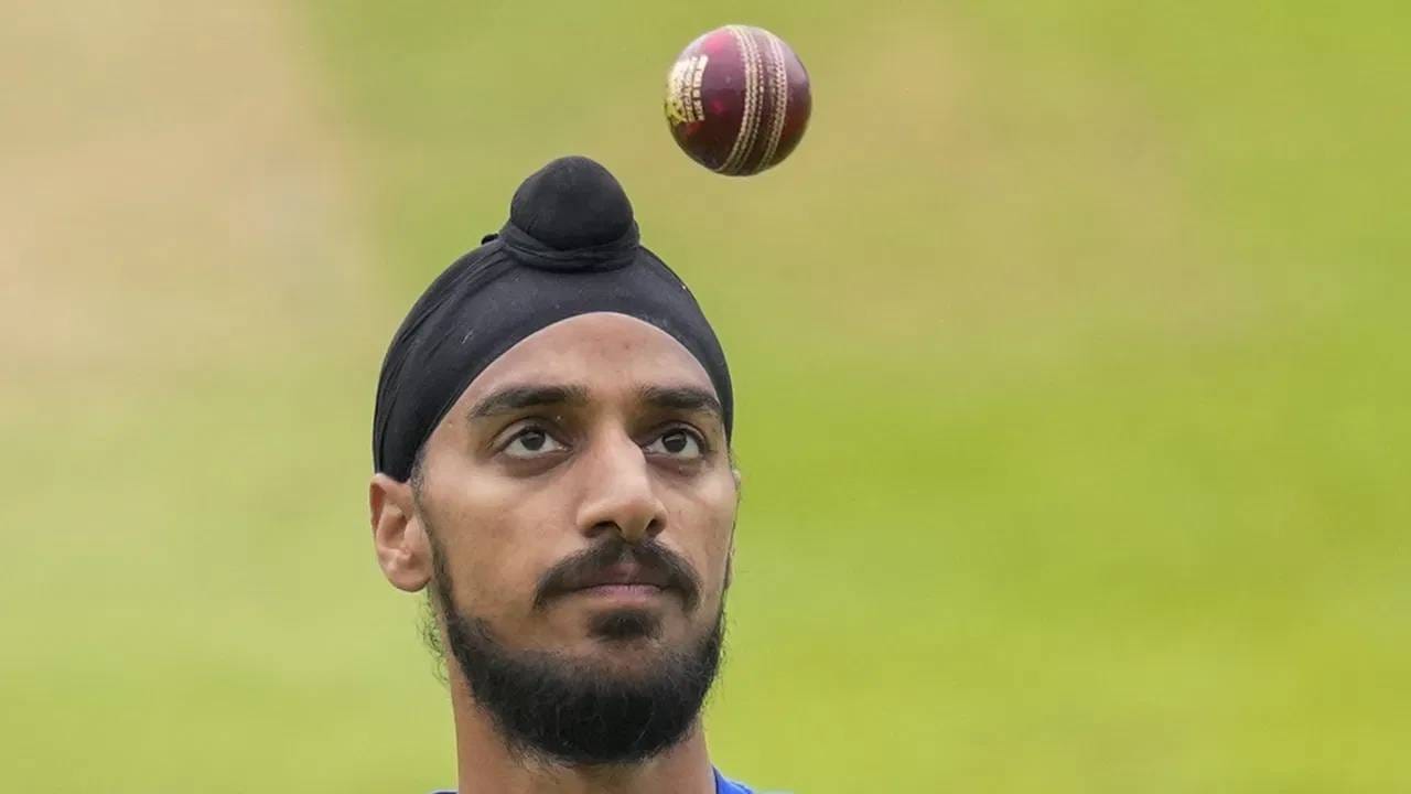 आंतरराष्ट्रीय सामन्यांमध्ये सर्वात जास्त षटक टाकण्याचा विक्रम 14 चेंडूंचा आहे. असोसिएट देशांमधील प्रत्येकी तीन गोलंदाजांच्या नावावर हा नकोसा विक्रम आहे. अर्शदीपचं वाइड षटक पाहून प्रशिक्षक गौतम गंभीरने डोक्यावर हात मारून घेतला. (फोटो- PTI)