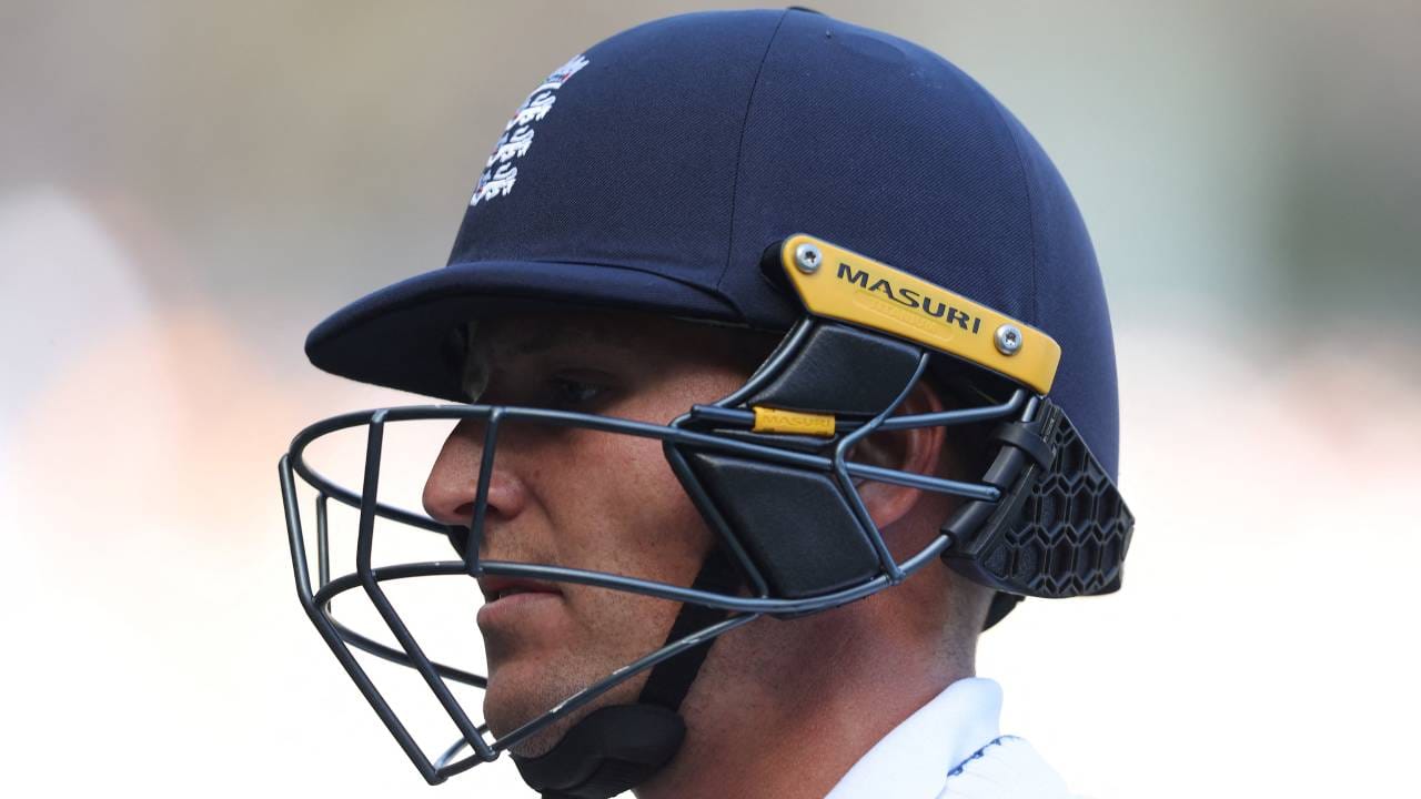 इंग्लंडने ऑस्ट्रेलियन भूमीवर 14 वर्षांन कसोटी सामना जिंकला आहे. याआधी अँड्र्यू स्ट्रॉसने जानेवारी 2011 मध्ये ऑस्ट्रेलियाविरुद्ध ऑस्ट्रेलियात कसोटी सामना जिंकणाऱ्या तत्कालीन इंग्लंड संघाचे नेतृत्व केले होते. त्या कसोटी सामन्यात अ‍ॅलिस्टर कुकने 18 धावांची शानदार खेळी केली. तेव्हापासून इंग्लंडने कांगारूंच्या भूमीवर एकही कसोटी सामना जिंकला नव्हता. (Photo- England Cricket Twitter)