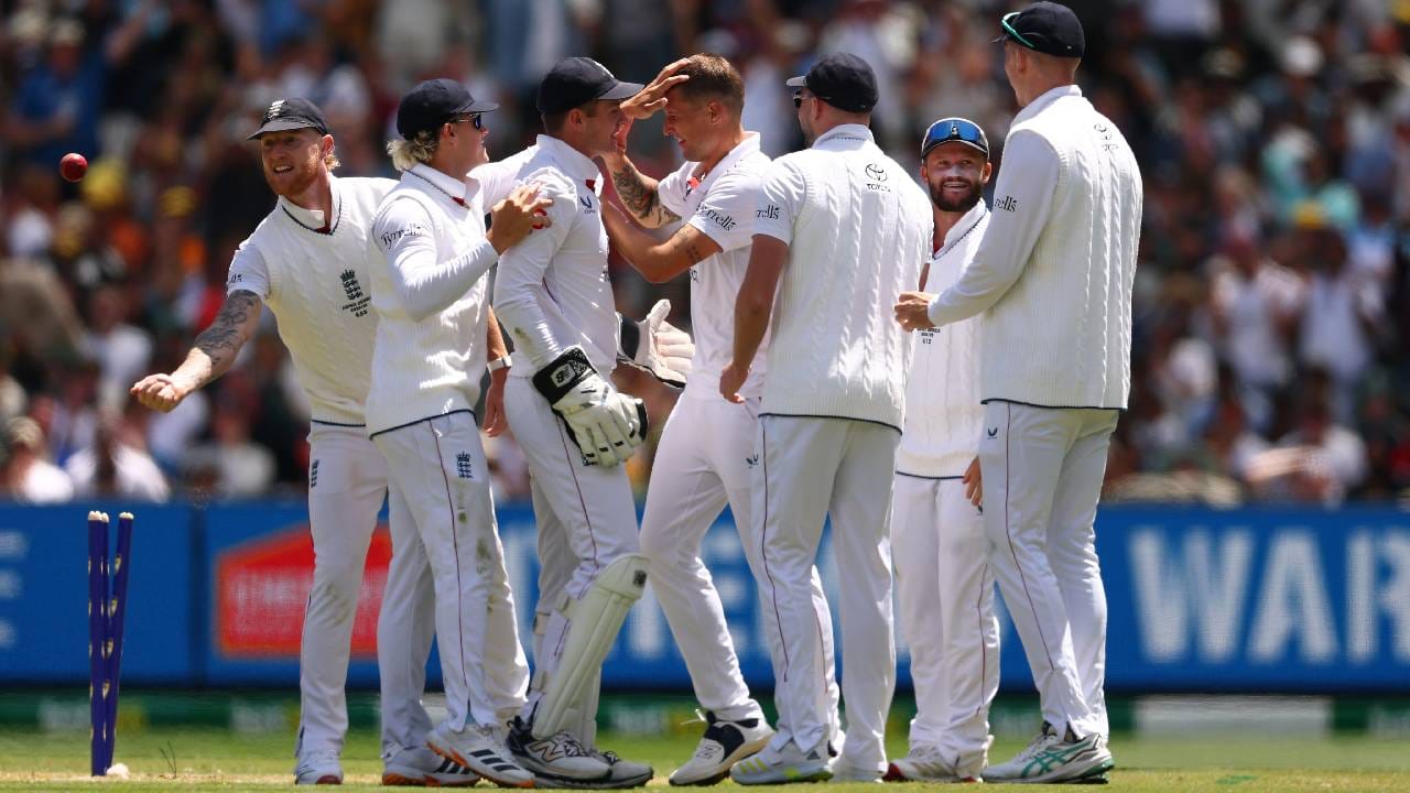 एशेज कसोटी मालिकेतील सुरुवातीच्या तीन सामन्यात इंग्लंडला पराभवाचं तोंड पाहावं लागलं. एक तर मालिका गमावली आणि व्हाईट वॉशचं सावट होतं. पण चौथ्या कसोटी सामन्यात इंग्लंडने ऑस्ट्रेलियाचा 4 गडी राखून पराभव केला. 14 वर्षानंतर ऑस्ट्रेलियात विजय मिळवला. यापूर्वी 2011 मध्ये इंग्लंडने ऑस्ट्रेलियात विजय मिळवला होता. (Photo- England Cricket Twitter)