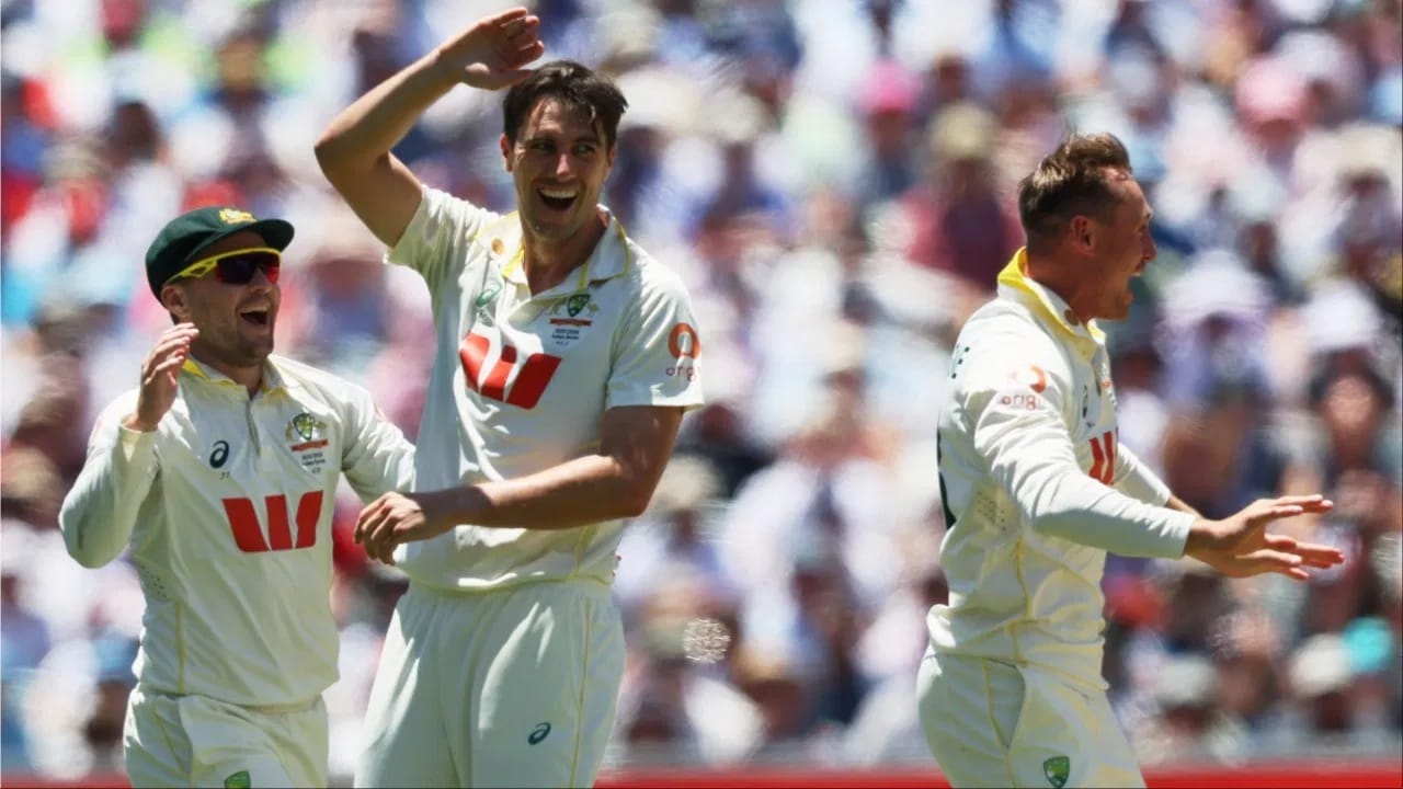 ऑस्ट्रेलिया टेस्ट क्रिकेट संघाचा नियमित कर्णधार पॅट कमिन्स प्रतिष्ठेच्या एशेस सीरिजमधील उर्वरित सामन्यांतून बाहेर झाला आहे. टीम मॅनेजमेंटने पॅटला भविष्यातील योजनेनुसार विश्रांती दिली आहे. त्यामुळे पॅट आता चौथ्या आणि पाचव्या सामन्यात खेळताना दिसणार नाही. (Photo Credit: PTI)