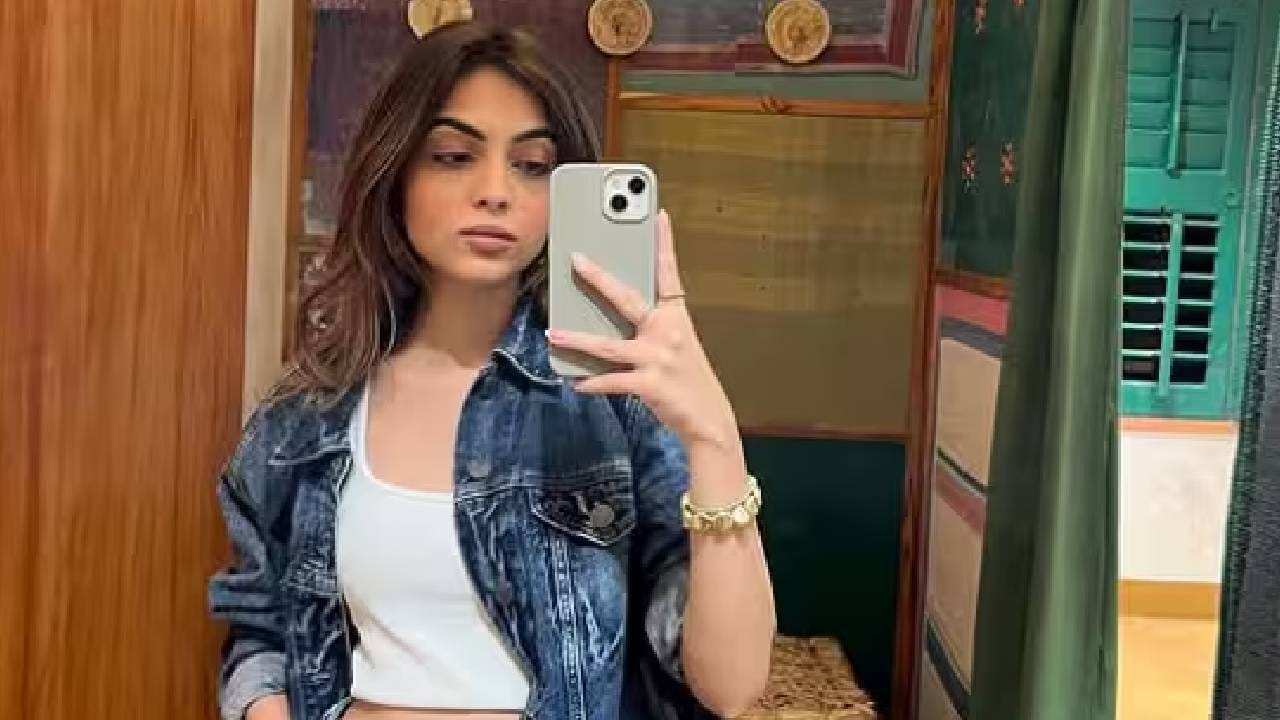 फॅन्स अवीवाच्या प्रत्येक फोटोवर लाइक्स आणि कमेंटचा वर्षाव करत आहेच. अवीवा आपल्या स्टनिंग लुकने सोशल मीडियावर धुमाकूळ घालताना दिसत आहे.