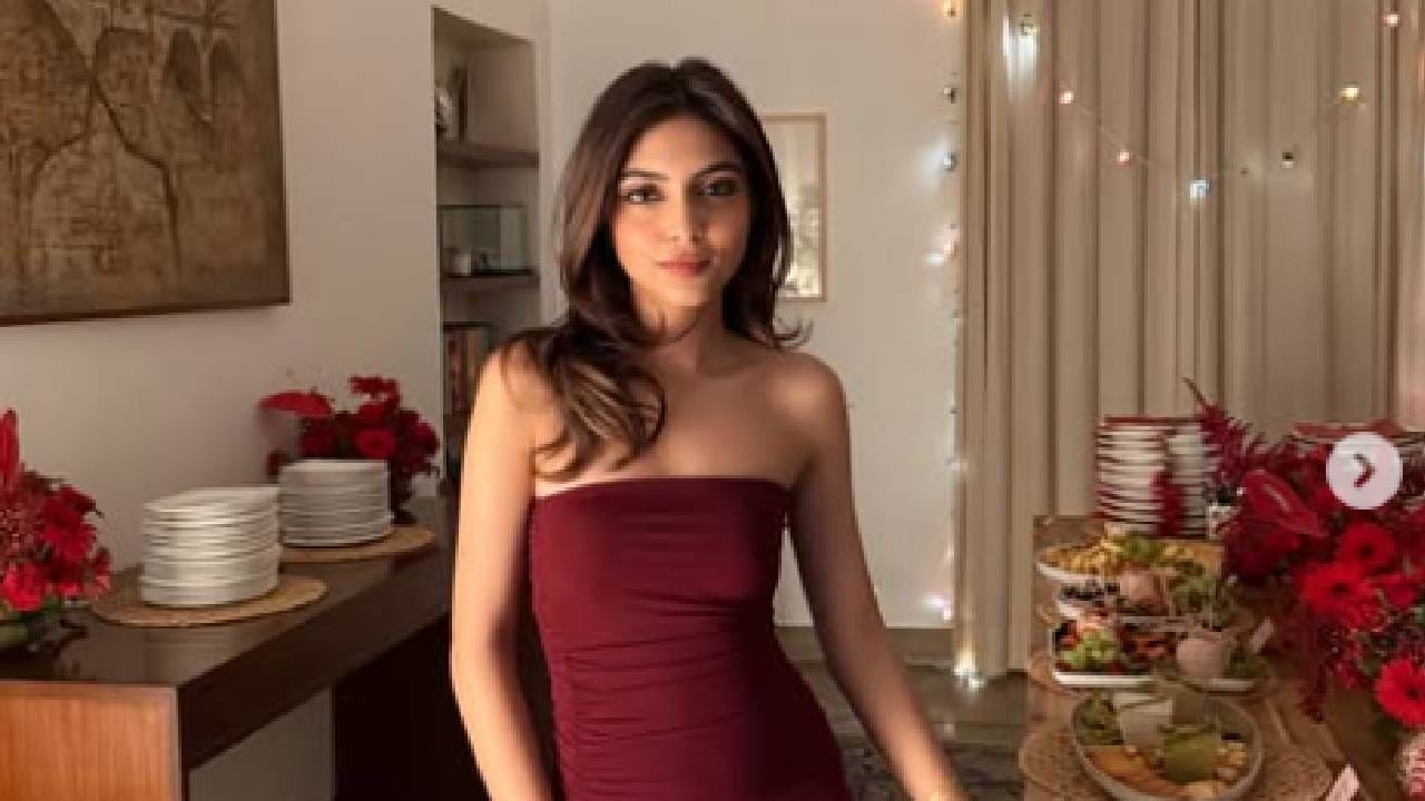 समोर आलेल्या माहितीनुसार, प्रियांका गांधींच्या मुलाने रायहानने अलीकडेच त्याच्या लेडी लव्ह अवीवा बेगला लग्नासाठी प्रपोज केले होते. अवीवाने होकार दिला आणि दोघांच्या साखरपुड्याला कुटुंबांची परवानगी मिळाली आहे. सांगितले जात आहे की अवीवा बेग आणि त्यांचा परिवार दिल्लीत राहतो.