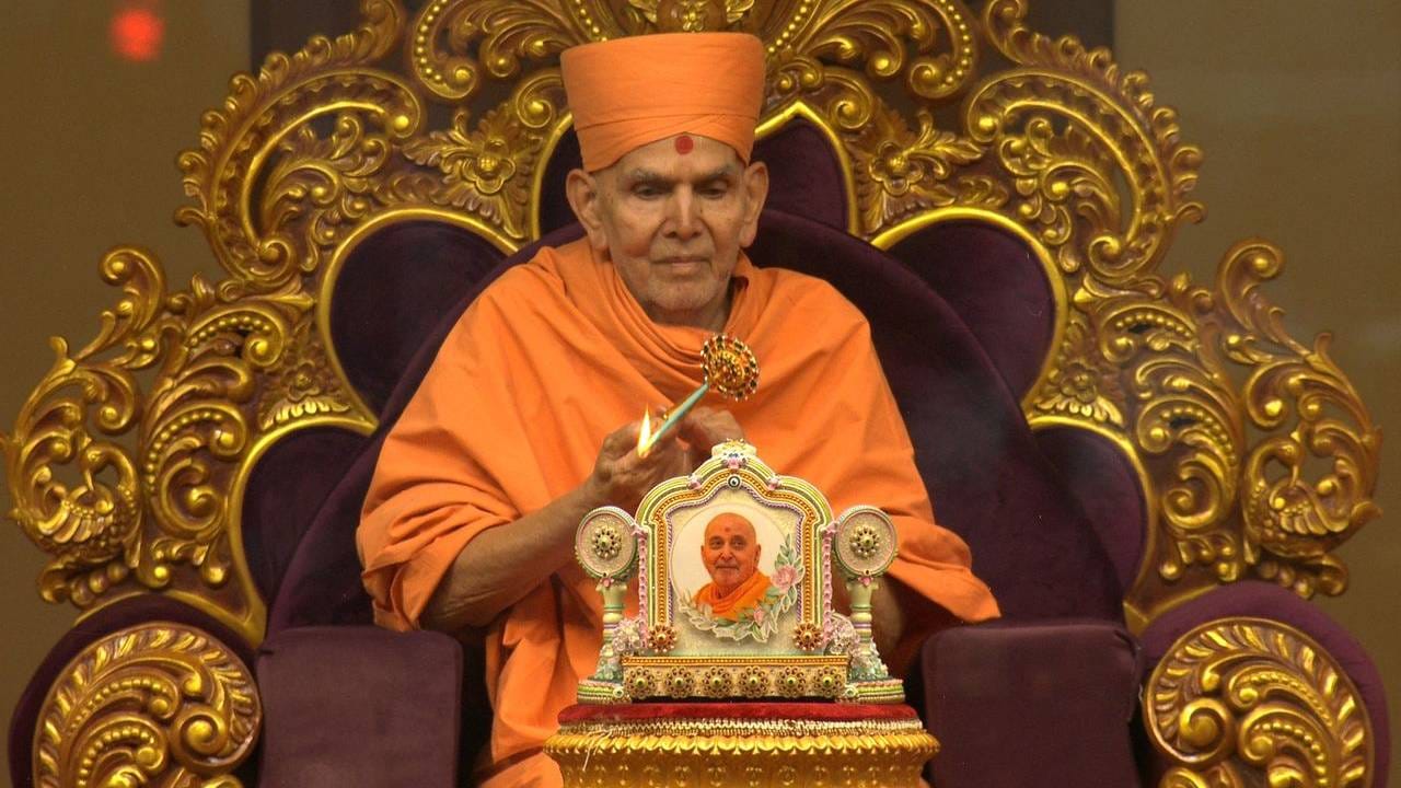 संध्याकाळी 5 वाजून 45 मिनिटांनी वाजता माननीय केंद्रीय गृहमंत्री श्री अमित शाह, माननीय मुख्यमंत्री श्री भूपेन्द्रभाई पटेल आणि माननीय उपमुख्यमंत्री श्री हर्षभाई संघवी यांचे महोत्सवस्थळी आगमन झालं. बी.ए.पी.एस.च्या वरिष्ठ संतांनी त्यांचे स्वागत केले. ‘प्रमुख वरणी अमृत महोत्सव’च्या परिचयात्मक व्हिडिओने कार्यक्रमाची सुरुवात झाली. त्यानंतर युवा मंडळाने विषयानुसार नृत्यरचना सादर केली. प्रमुखस्वामी महाराजांच्या जीवनगुणांवर आधारित प्रस्तुतीकरण करण्यात आलं. त्यामध्ये निष्काम सेवा, अहं- शून्यता, श्रद्धा – दृढ विश्वास, निष्ठा यांवर आधारित प्रसंग होते.