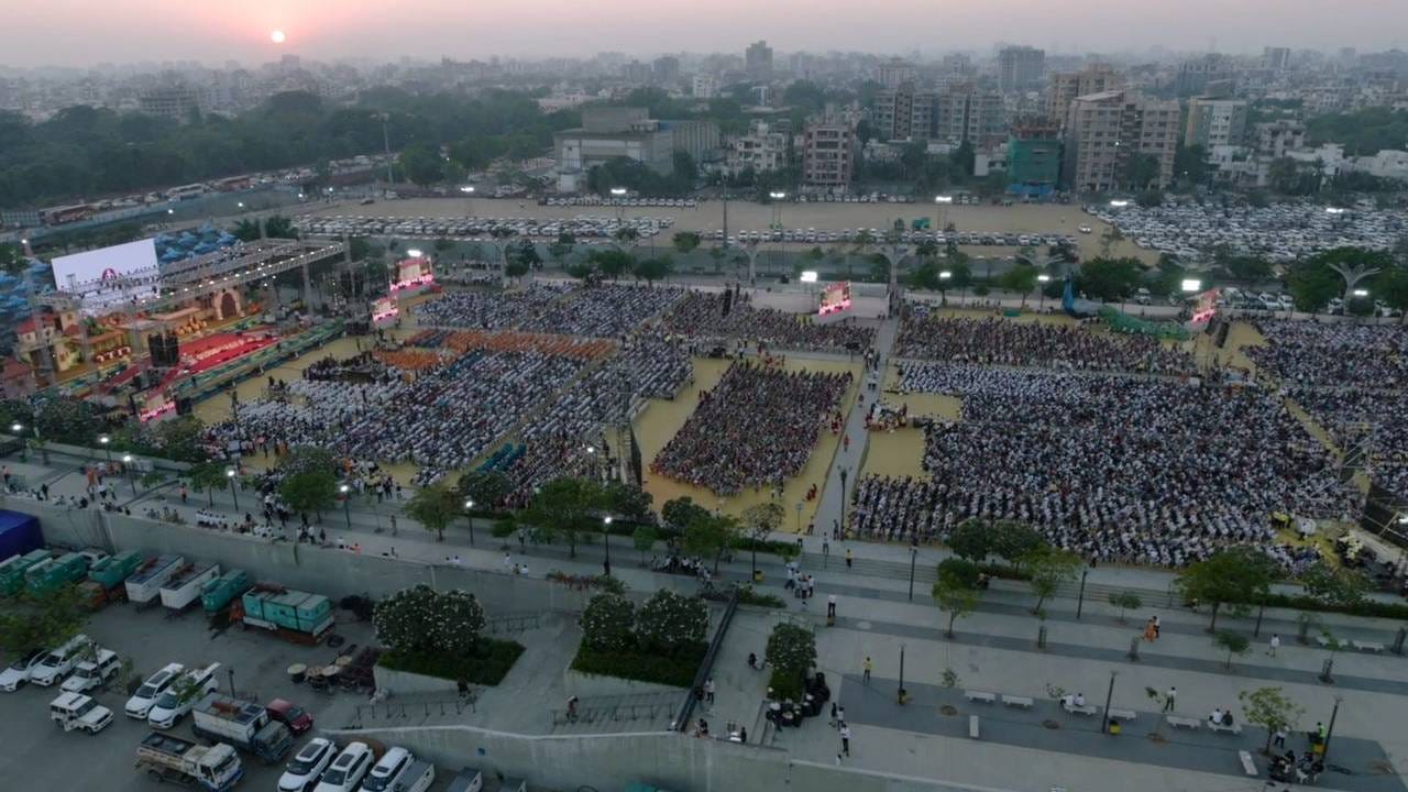 मंचाची कलात्मक सजावटीतून प्रमुखस्वामी महाराजांच्या ऐतिहासिक प्रवासाचे सुंदर प्रतिबिंब होती—एका बाजूस आंबलीवाली पोलचा पवित्र ऐतिहासिक प्रसंग आणि दुसऱ्या बाजूस दिल्ली अक्षरधामचे भव्य रूप. एका साधूच्या तपश्चर्येतून जागतिक अध्यात्मिक चळवळीच्या उदयाची कथा या संपूर्ण मंचातून जाणवत होती.
