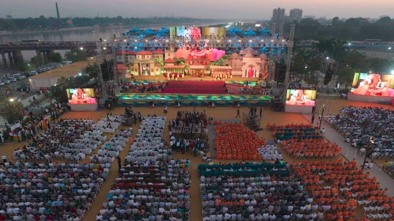 सुमारे 50 हजार भक्त, महंत स्वामी महाराज आणि सर्व मान्यवरांनी केलेली सामूहिक आरती अत्यंत भावविभोर करणारी ठरली. यानंतर बाल–किशोर–युवा वर्गाने नृत्यांजली सादर केली. साबरमतीच्या आकाशात चमकणाऱ्या भव्य आतिषबाजीत ‘प्रमुख वरणी अमृत महोत्सव की जय’च्या घोषात हा ऐतिहासिक उत्सव संपन्न झाला.