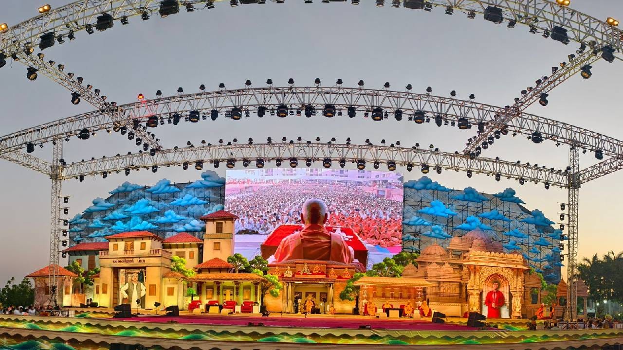 साबरमती नदीकाठी आयोजित या प्रभावी सभेत 75 वर्षांपूर्वी - 1950 साली बी.ए.पी.एस. चे संस्थापक ब्रह्मस्वरूप शास्त्रीजी महाराज यांनी अहमदाबादच्या आंबलीवाली पोल येथे प्रमुखस्वामी महाराजांचे आजीवन अध्यक्ष म्हणून झालेले नियुक्ती-स्मरण उत्साहात साजरे करण्यात आलं. पूज्य प्रमुखस्वामी महाराजांच्या अथक सेवाभाव, विनम्रता, करुणा आणि सर्वहितासाठी समर्पित जीवनाला भावपूर्ण वंदन अर्पित करण्यात आलं.