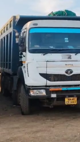 बनावट नंबर प्लेट लावून रेती चोरी करणाऱ्या रॅकेटचा पर्दाफाश.