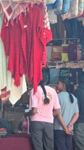 थंडीचा कडाका वाढला! उबदार कपड्यांच्या खरेदीसाठी बाजारपेठेत गर्दी.