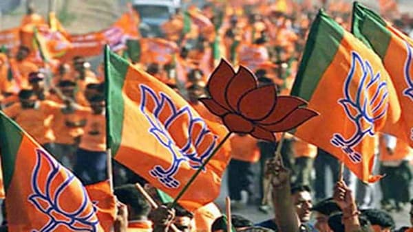 शरद पवार गटाच्या एका मोठ्या नेत्याच्या पक्ष प्रवेशावरुन भाजपमध्ये अंतर्गत कलह का? दोन मोठ्या भाजप नेत्यांमध्ये शाब्दीक चकमक