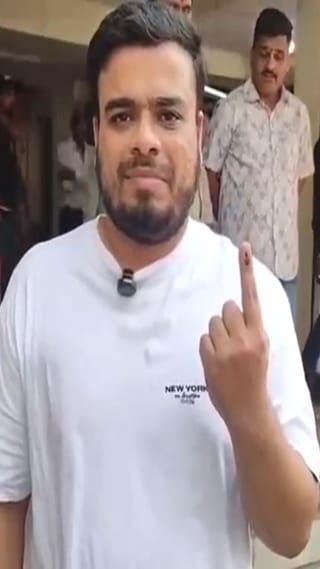 Badlapur : अमेरिकेतून थेट बदलापुरात येत तरुणाने बजावला मतदानाचा हक्क