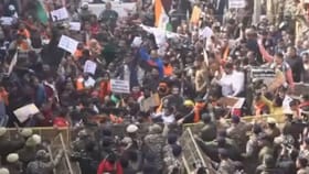 दिल्लीतील बांगलादेश उच्चायुक्तालयाबाहेर जोरदार निदर्शने, लोक आक्रमक...