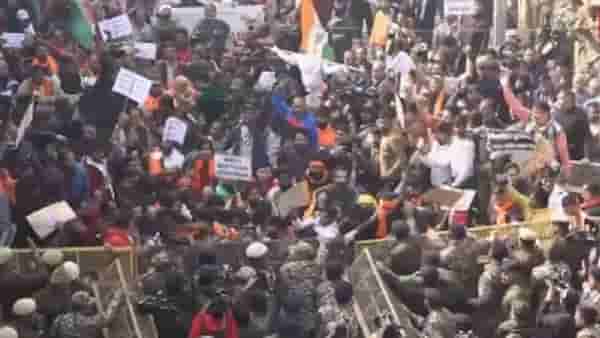दिल्लीतील बांगलादेश उच्चायुक्तालयाबाहेर जोरदार निदर्शने, लोक आक्रमक, बांगलादेशातील परिस्थितीत..