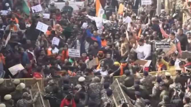 दिल्लीतील बांगलादेश उच्चायुक्तालयाबाहेर जोरदार निदर्शने, लोक आक्रमक, बांगलादेशातील परिस्थितीत..
