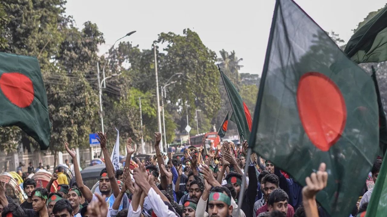 शेख हसिना यांच्या कट्टर विरोधकावर भर दिवसा हल्ला, थेट डोक्यात गोळी घातली, बांगलादेशमध्ये खळबळ शेख हसिना यांच्या कट्टर विरोधकावर भर दिवसा हल्ला, थेट डोक्यात गोळी घातली, बांगलादेशमध्ये खळबळ