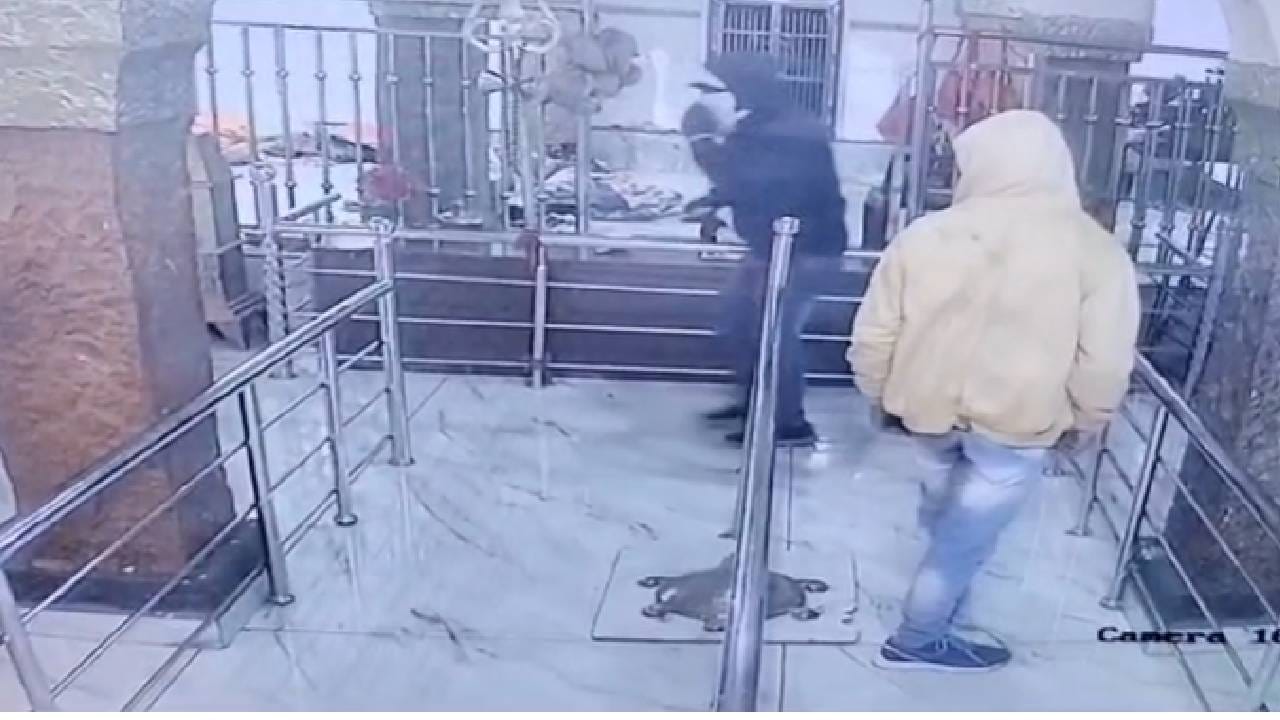 शिरूर कासारमध्ये चोरट्यांचा दानपेटीवर डल्ला, सीसीटीव्ही चोरटे कैद