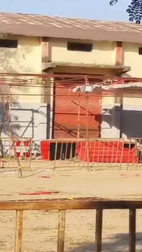 बीड : स्ट्राँग रूमच्या बाहेर लोखंडी बॅरिगेटिंग, पहा Video