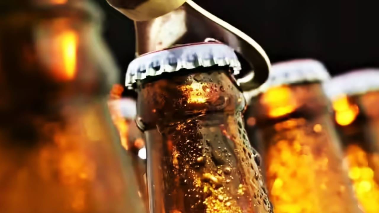 विलियम पेंटर यांनी अशी मशीन तयार केली जी कॅन आणि पेय पदार्थांच्या बाटलीला सील करू शकेल. विलियम पेंटर बाल्टिमोर येथे क्राऊन कॉर्क वा क्राऊन कॅप अँड कंपनी चालवत होते. त्यांनी बिअरवरील झाकण तयार करण्यासाठी अनेक प्रयोग केले.