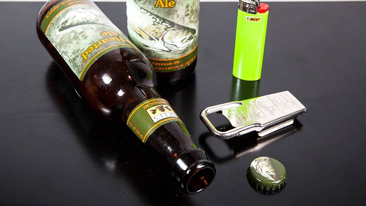 अनेकदा काचेच्या बाटलीवर धातुचे सील लावलेले तुम्हाला दिसते. ते अगदी पॅक असते. त्यातील पेय पदार्थ बाहेर येऊ नये यासाठी ही कॅम्प बसवण्यात येते. ते काढण्यासाठी बहुधा ओपनरचा वापर करण्यात येतो. या झाकणाला क्राऊन कॅप अथवा कॉर्क असे म्हणतात.