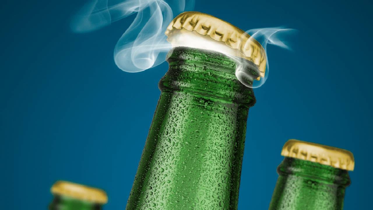 बिअरचे झाकण अंगठीने, दातांनी, किचन की अथवा ओपनरच्या सहाय्याने उघडण्याची कसरत अनेक जण करतात. काही महारथी तर अशा काही खतरनाक ट्रीक वापरतात की आपण थक्क होतो. पण बिअर बॉटलचे झाकण उघडताना त्यावरील क्राऊन कॅपकडे कुणाचच लक्ष जात नाही. या क्राऊन कॅपला 21 कडा असतात. पण त्या 20 अथवा 22 का नसतात. 21 चं कडा का असतात? काय आहे त्यामागील लॉजिक, काय आहे शास्त्रीय कारण?