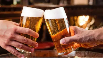 मद्यप्रेमींसाठी महत्त्वाची बातमी! या देशातील हॉटेल रूममध्ये बिअर मिळते फुकट