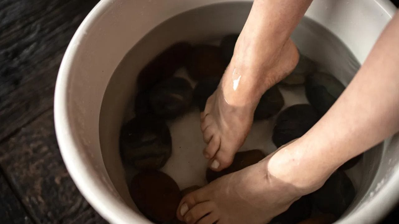 सर्दीपासून तणावापर्यंत सर्व समस्या होतील दूर, जाणून घ्या मिठाच्या पाण्याचे आश्चर्यकारक फायदे