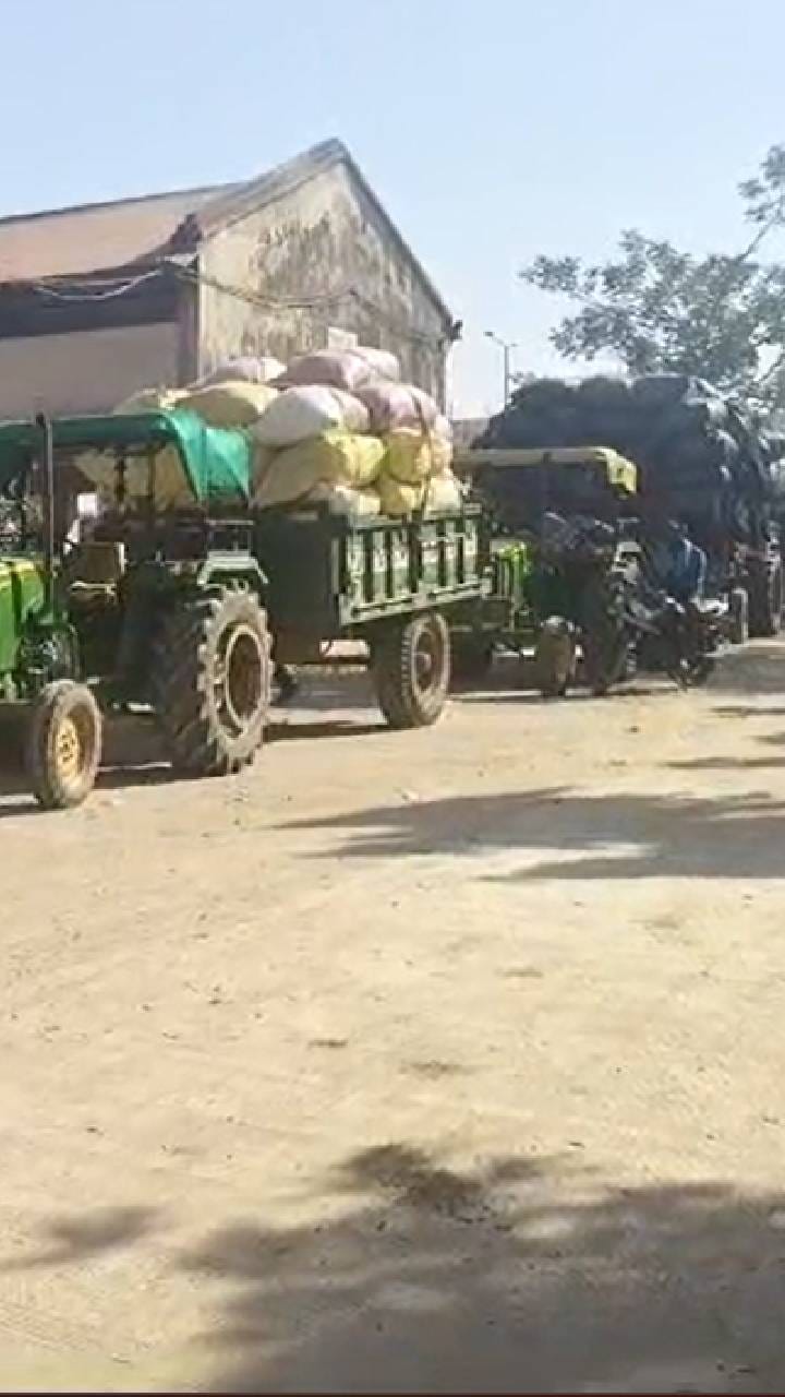 भंडाऱ्यात आधारभूत धान खरेदी केंद्रावर धान्य विक्रीसाठी ट्रॅक्टरच्या रांगा