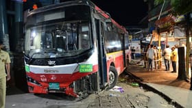 घरी जाण्याची लगबग,बसची लाईन आणि किंकाळ्या..रिव्हर्स घेताना आक्रीत घडलं.