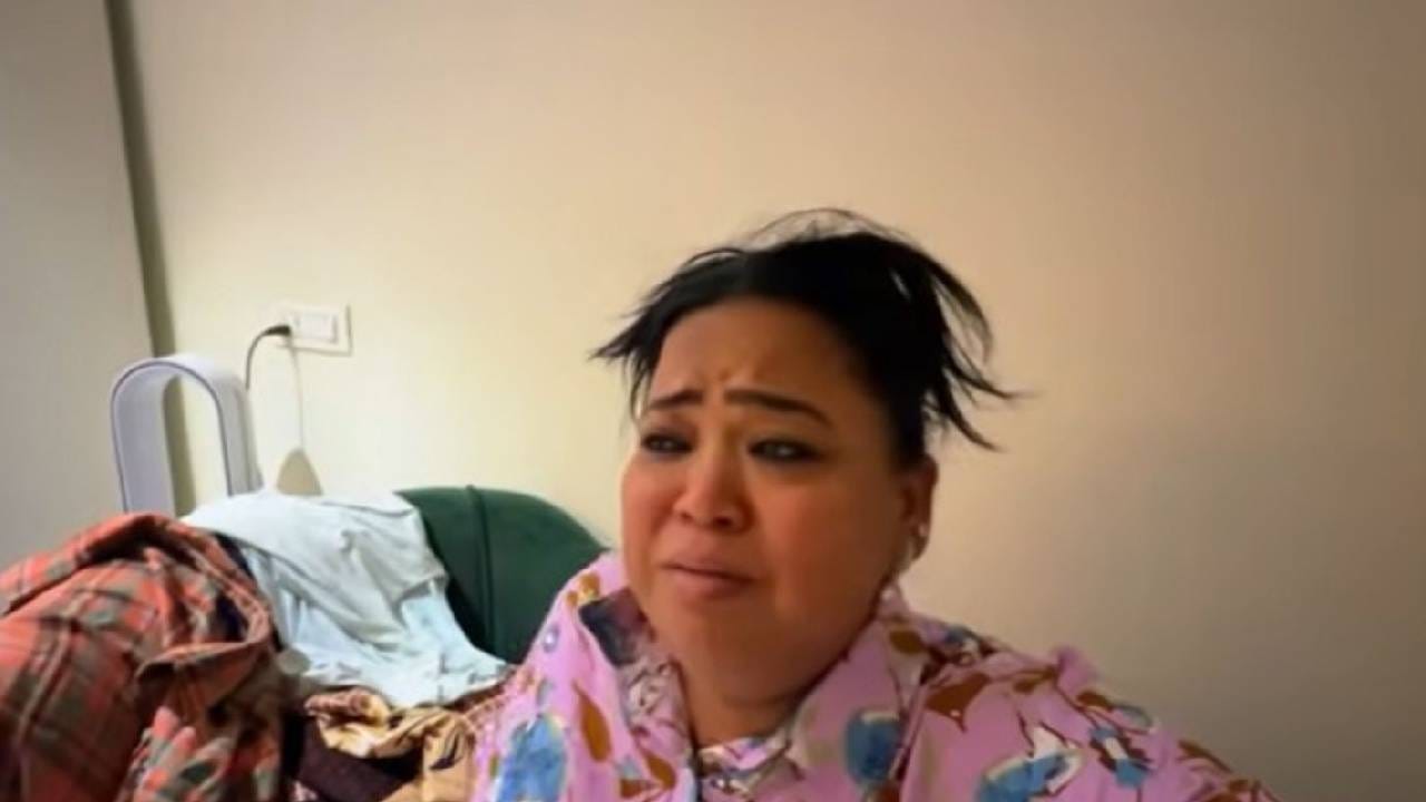 "अंथरुण पूर्ण ओलं झालं होतं आणि मी खूप घाबरली होती. मी लगेच हर्षला उठवलं. त्याने डॉक्टरांना फोन करून माहिती दिली तेव्हा डॉक्टर म्हणाले की डिलिव्हरी करावी लागेल", असं सांगताना भारती भावूक झाली. रात्रभर अस्वस्थ वाटू लागल्याने ती प्रचंड घाबरली होती. 
