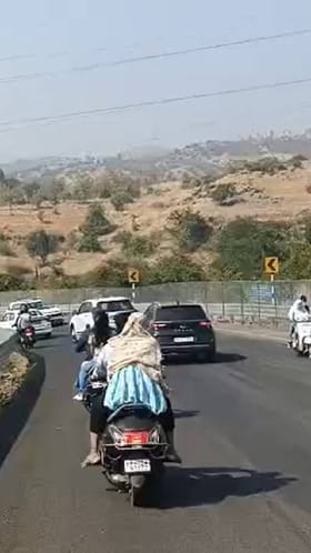 पुणे ग्रँड चॅलेंज टूर सायकल स्पर्धेसाठी रस्त्याच्या कडेला जाळ्या बसविण्याचे काम सुरू