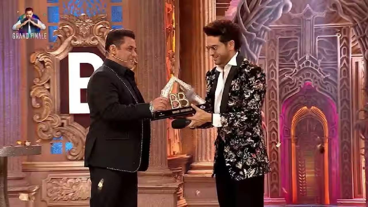 टेलिव्हिजनवरील प्रसिद्ध अभिनेता गौरव खन्नाने 'बिग बॉस 19'चं विजेतेपद पटकावलं आहे. टॉप 5 मध्ये गौरवसोबत फरहाना भट्ट, प्रणित मोरे, अमाल मलिक आणि तान्या मित्तल पोहोचले होते. शेवटच्या दहा मिनिटांत गौरवला सर्वाधिक मतं मिळाली.