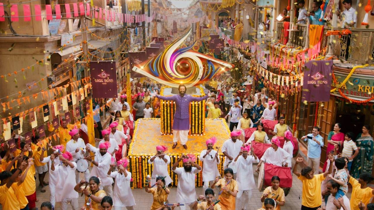 रितेश देशमुखच्या एण्ट्रीसाठी उभारलेला आलिशान सेट, भव्य मिरवणुकीचं वातावरण, ढोल–ताशांचा गजर, रंगीबेरंगी रोषणाई आणि तब्बल 250 ते 300 लोकांची दणदणीत उपस्थिती या सगळ्यांच्या साक्षीने बिग बॉस मराठीच्या नव्या सिझनचा लार्जर-दॅन-लाइफ प्रोमो पार पडला.