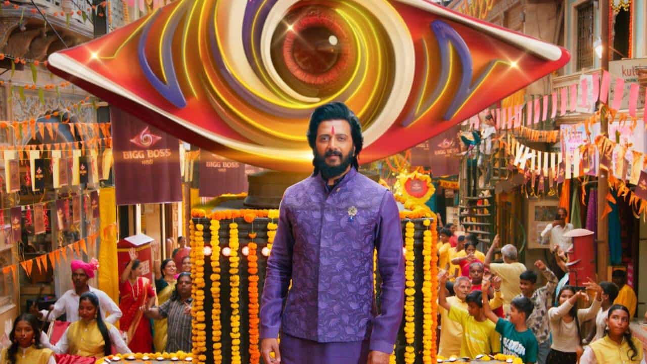 "स्वागताला दारं उघडी ठेवा.. मी येतोय" म्हणत अभिनेता रितेश देशमुख घेऊन येत आहे 'बिग बॉस मराठी'चा सहावा सिझन. या नव्या प्रोमोने प्रेक्षकांचं लक्ष वेधलंय. यामध्ये रितेशचा कडक लूक, दमदार स्वॅग पहायला मिळतोय.