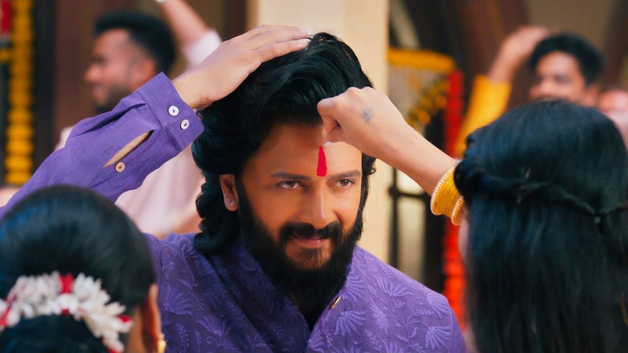 या प्रोमोमध्ये रितेश पारंपरिक वेशभूषेत दिसतोय. या नव्या प्रोमोने बिग बॉस मराठीच्या नव्या सिझनचा बिगुल वाजला आहे. "घरात कुणाचा नवस पूर्ण होणार? तर कुणाच्या सलामीने वातावरण झिंगणार? काही असे ही असणार.. पण, मी गप्प नाही बसणार.." असे त्याचे डायलॉग चर्चेत आले आहेत.