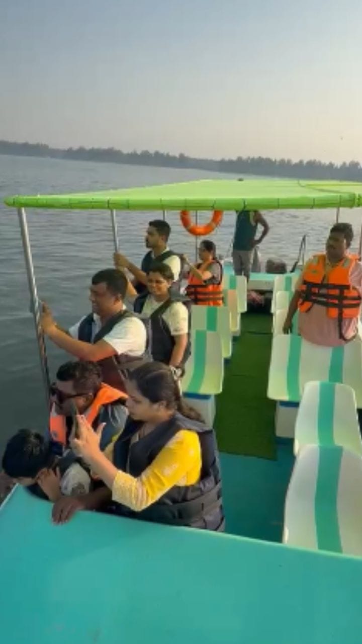 Video : सिंधुदुर्गमध्ये पर्यटक लुटतायेत बोटिंगचा आनंद