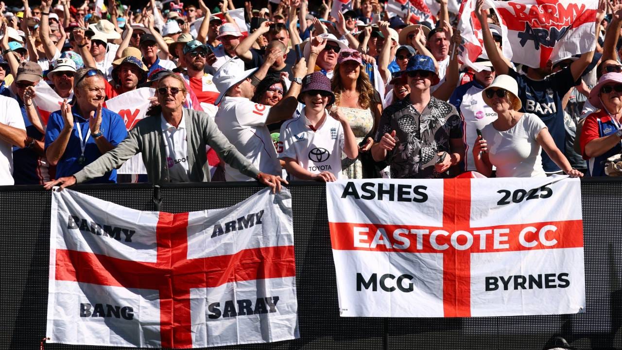 एशेज मालिकेचा पहिला सामनाही अवघ्या दोन दिवसांत संपला होता. ऑस्ट्रेलियाने हा सामना जिंकला, परंतु दोन दिवसांत खेळ संपल्याने बोर्डाच्या महसुलावर मोठा परिणाम झाला. अंदाजे 5 दशलक्ष ऑस्ट्रेलियन डॉलर्स किंवा अंदाजे 30 कोटीचे नुकसान झाले. (फोटो- इंग्लंड क्रिकेट ट्वीटर)