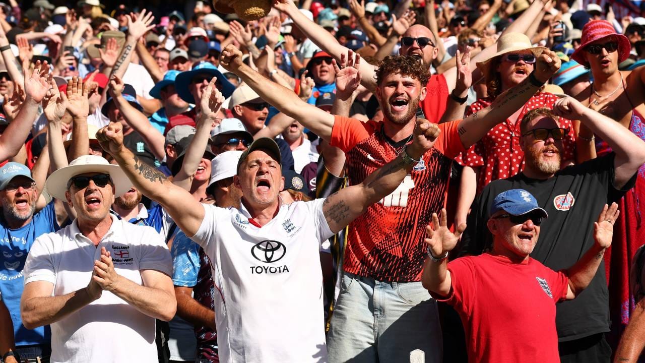 बॉक्सिंग डे अर्थात 26 डिसेंबर रोजी शुक्रवारी मेलबर्न क्रिकेट ग्राउंडमध्ये हा कसोटी सामना सुरु झाला. पण दोन दिवसात म्हणजे 27 डिसेंबरला या कसोटी सामन्याचा निकाल लागला. इंग्लंडने दुसऱ्या दिवशीच दुसऱ्या डावात विजयासाठी दिलेल्या 175 धावा 6 विकेट गमवून गाठल्या आणि विजय मिळवला. (फोटो- इंग्लंड क्रिकेट ट्वीटर)