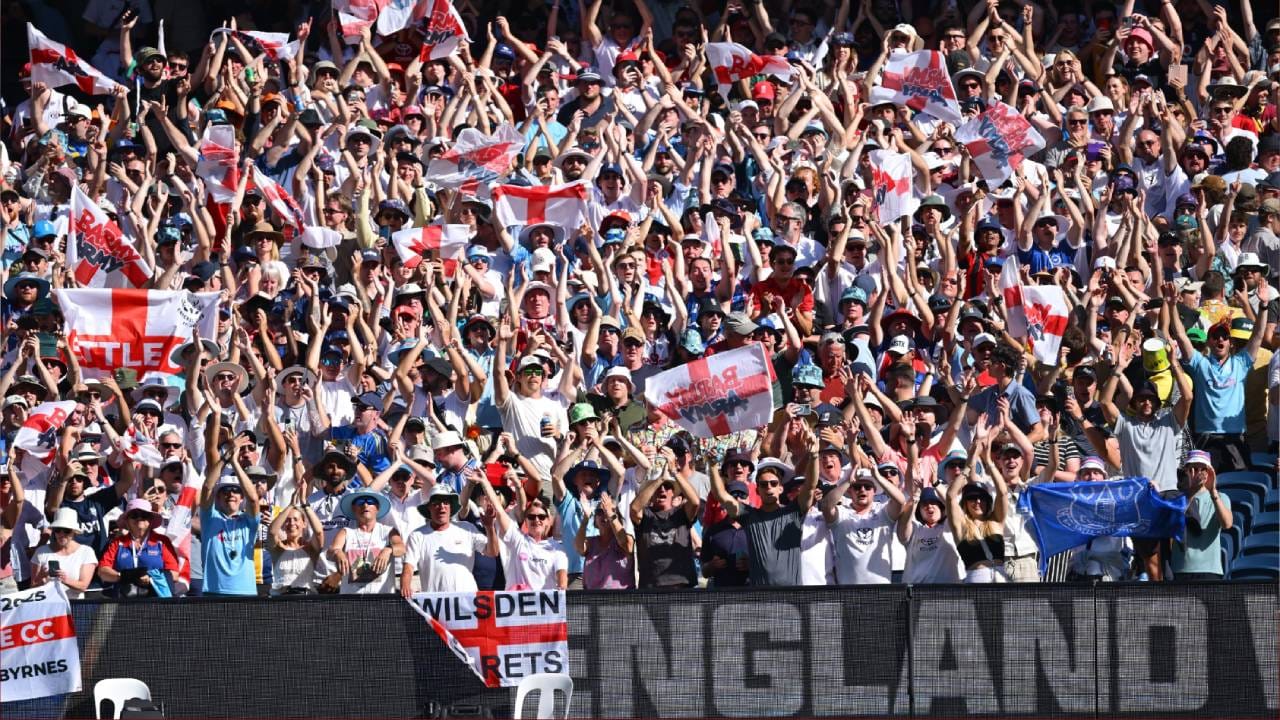 तिसऱ्या आणि चौथ्या दिवशीही अशीच गर्दी झाली असती. पण हा सामना दुसऱ्या दिवशीच संपल्याने उर्वरित दिवसांची तिकीटं रद्द करावी लागली. याचा फटका फक्त तिकीट विक्रीवरच नाही तर ब्रॉडकास्टिंग, जाहिराती आणि इतर आर्थिक स्रोतांवरही पडला. त्यामुळे आर्थिक संकटात असलेल्या ऑस्ट्रेलिया क्रिकेट बोर्डाला मोठा फटका बसला. (फोटो- इंग्लंड क्रिकेट ट्वीटर)