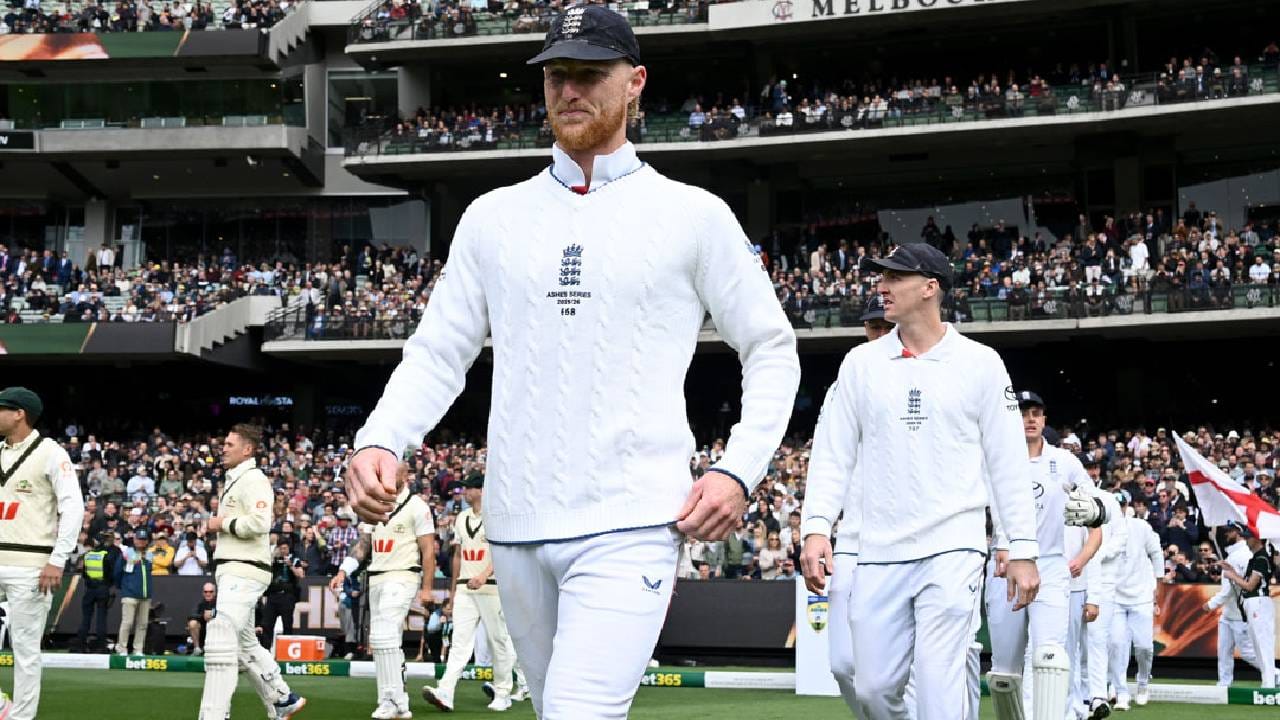 एशेज कसोटी मालिका ऑस्ट्रेलियाने आपल्या खिशात घातली आहे. पण इंग्लंडला व्हाईटवॉश देण्याचं स्वप्न मात्र भंगलं आहे. इंग्लंडने चौथ्या कसोटी सामन्यात 4 विकेट राखून ऑस्ट्रेलियाला पराभवाची धूळ चारली आहे. इंग्लंडने 14 वर्षानंतर ऑस्ट्रेलियाला त्यांच्याच भूमीत पराभूत केलं. पण हा सामना दोन दिवसातच संपला.(फोटो- आयसीसी ट्वीटर)